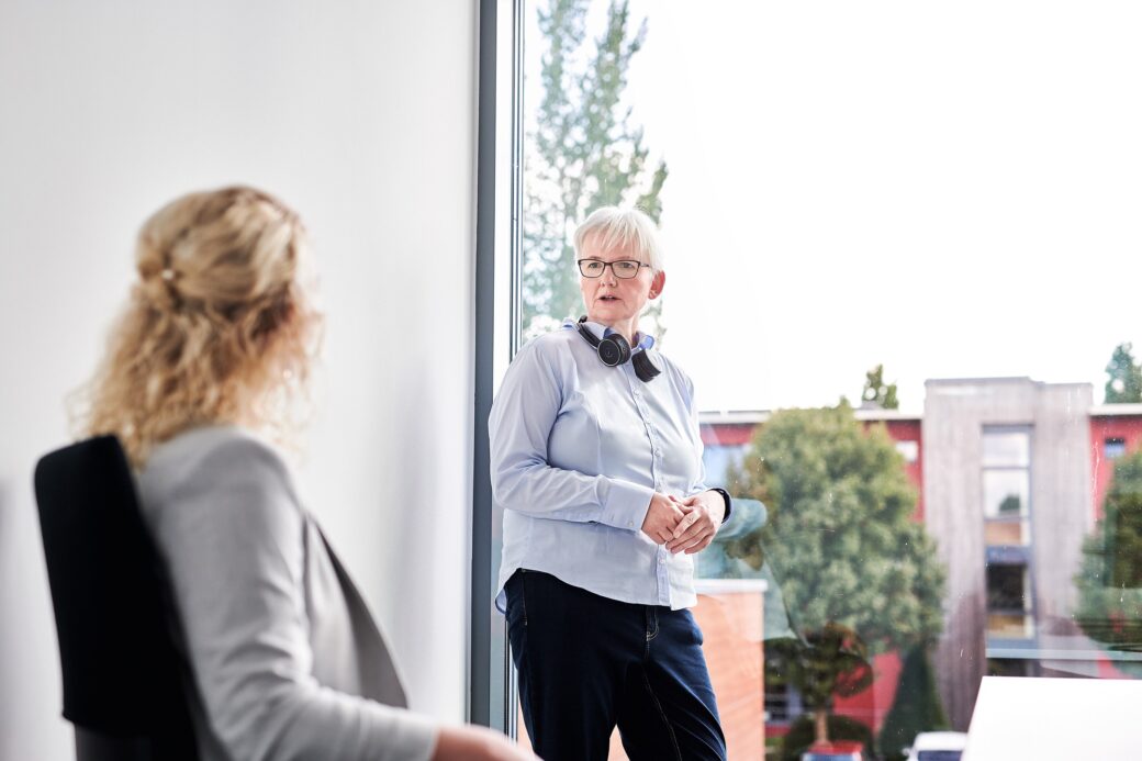 Women discussing SaaS and the d.velop process studio