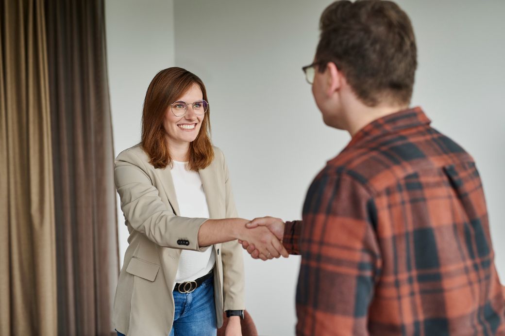 d.velop employees hr department shakes hand