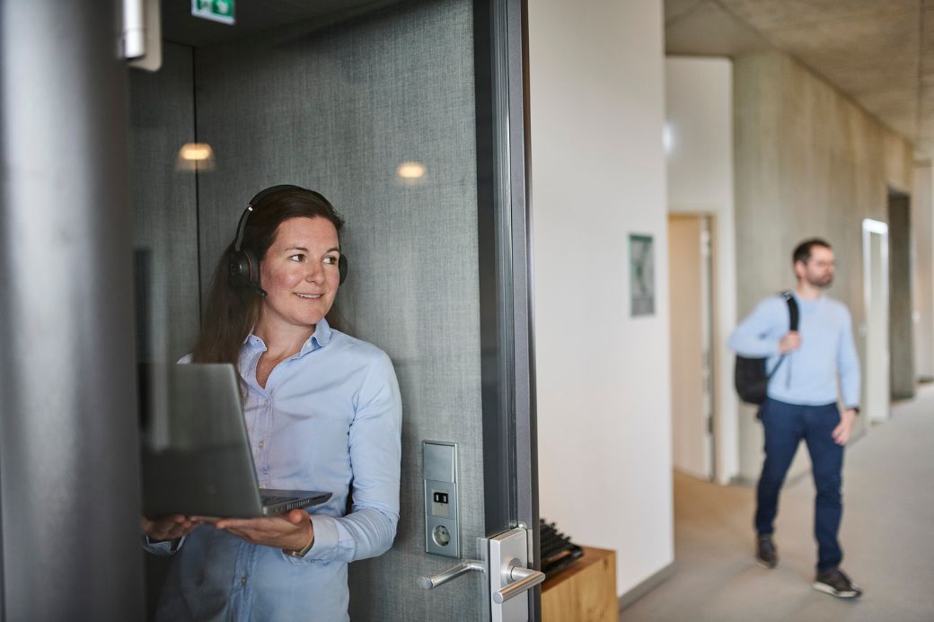 Door werknemers beheerde services op de laptop