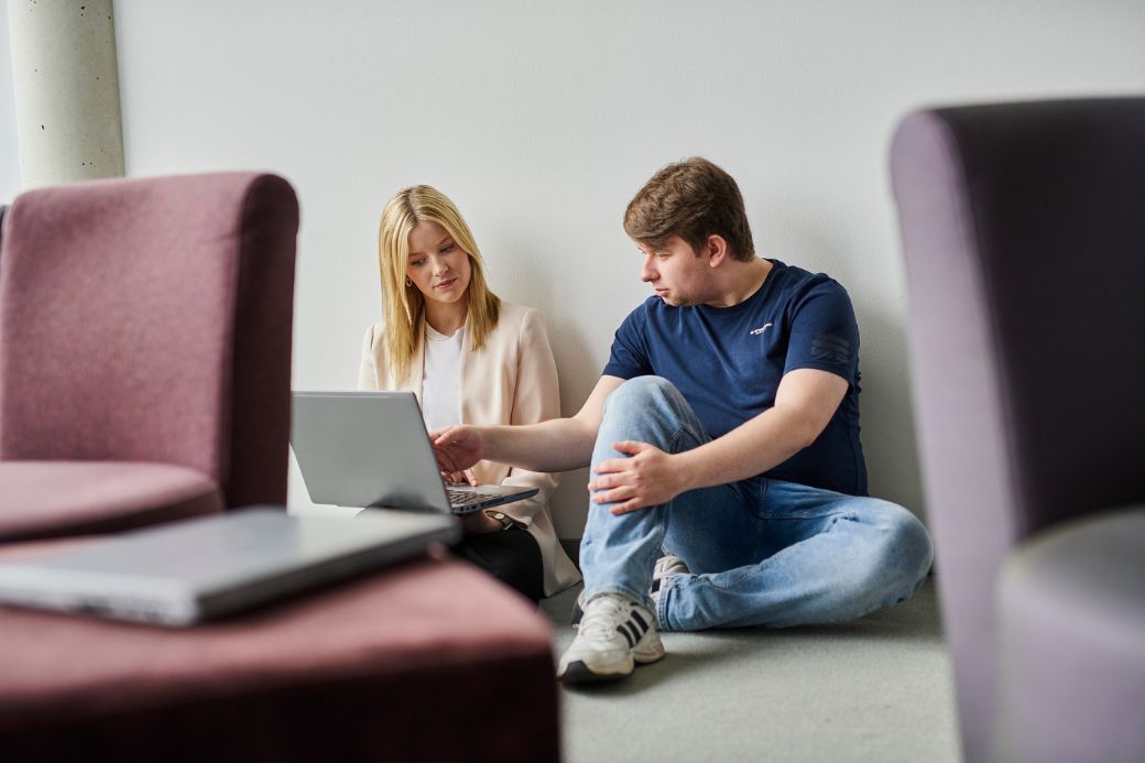 Employee working together