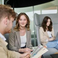 ecm dvelop medewerkers in een vergadering