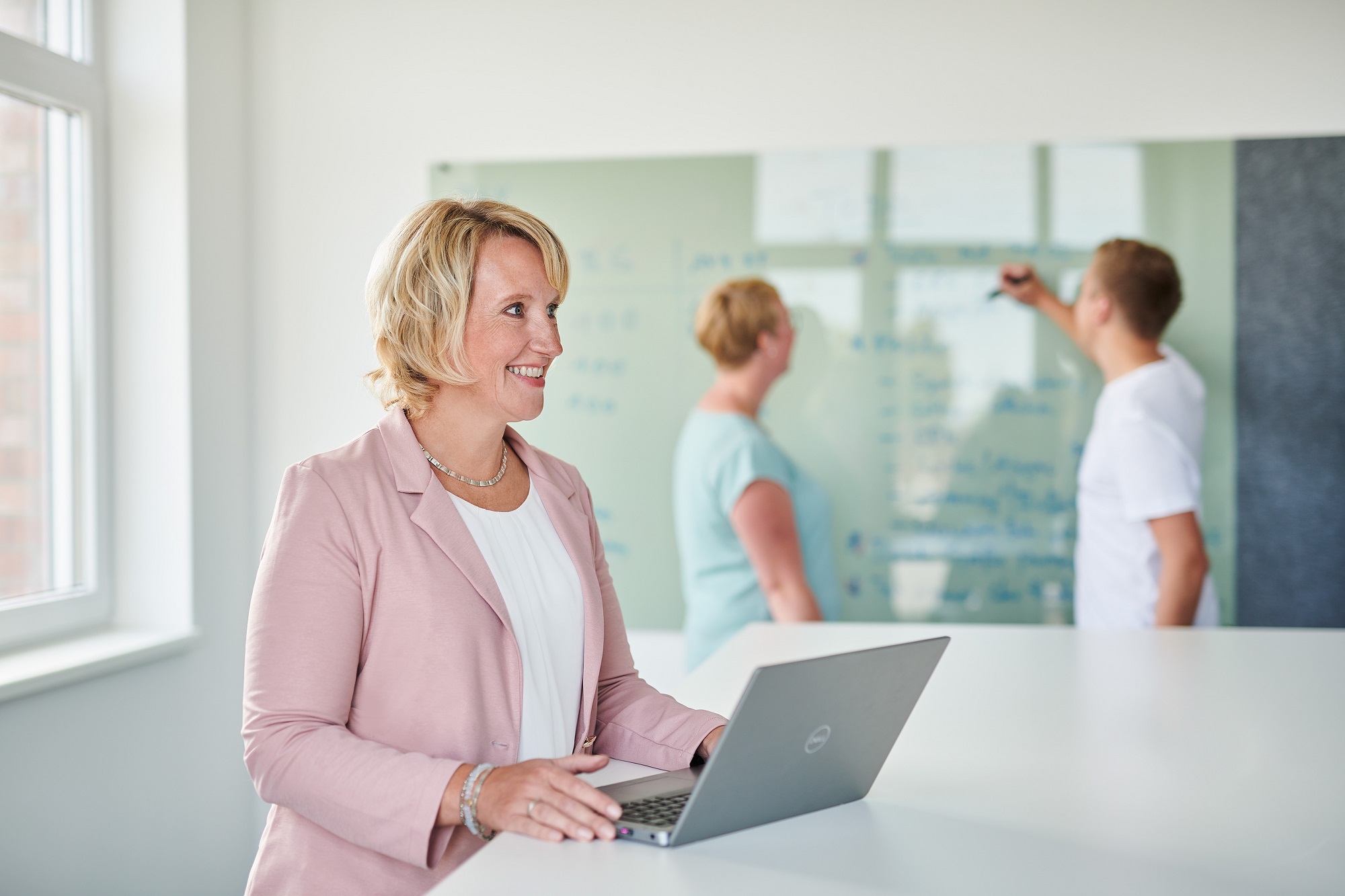 d.velop employee is working with digital documents dms in the office