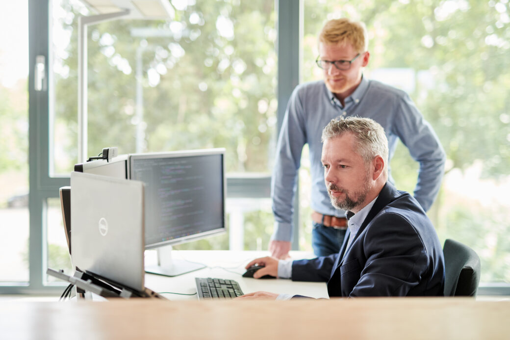 Employees work with Sharepoint Online