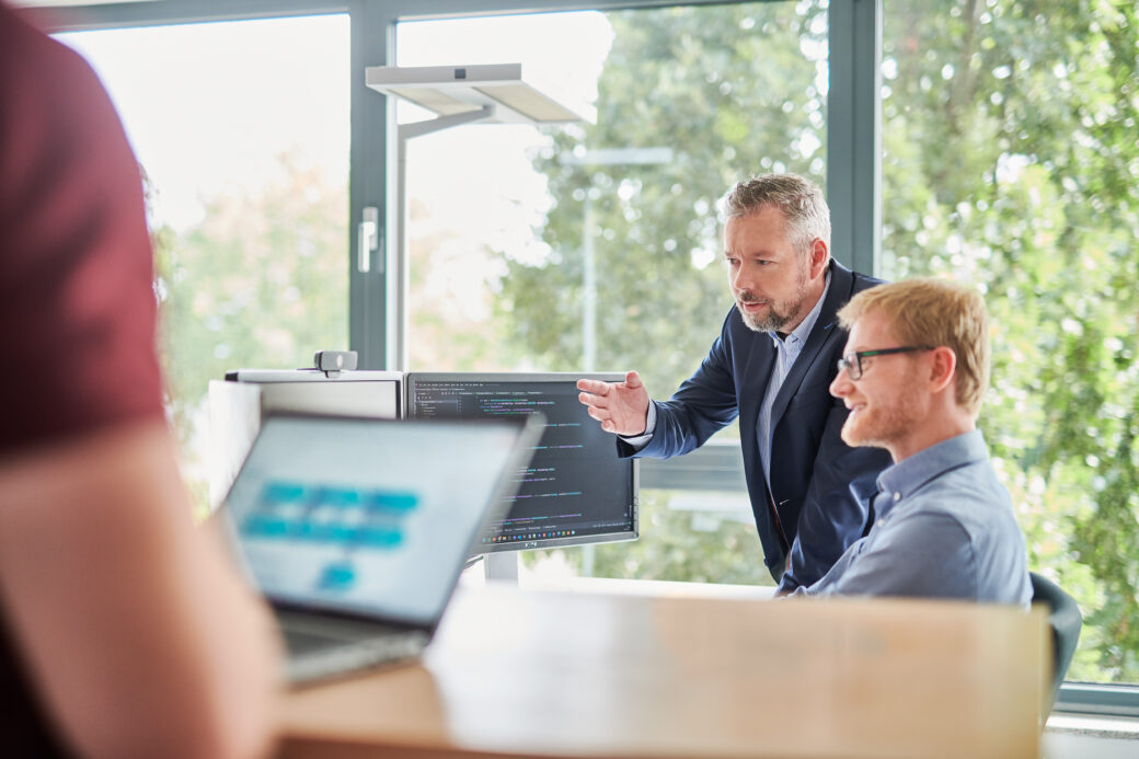 d.veloop medewerkers op kantoor die salesforce laten zien