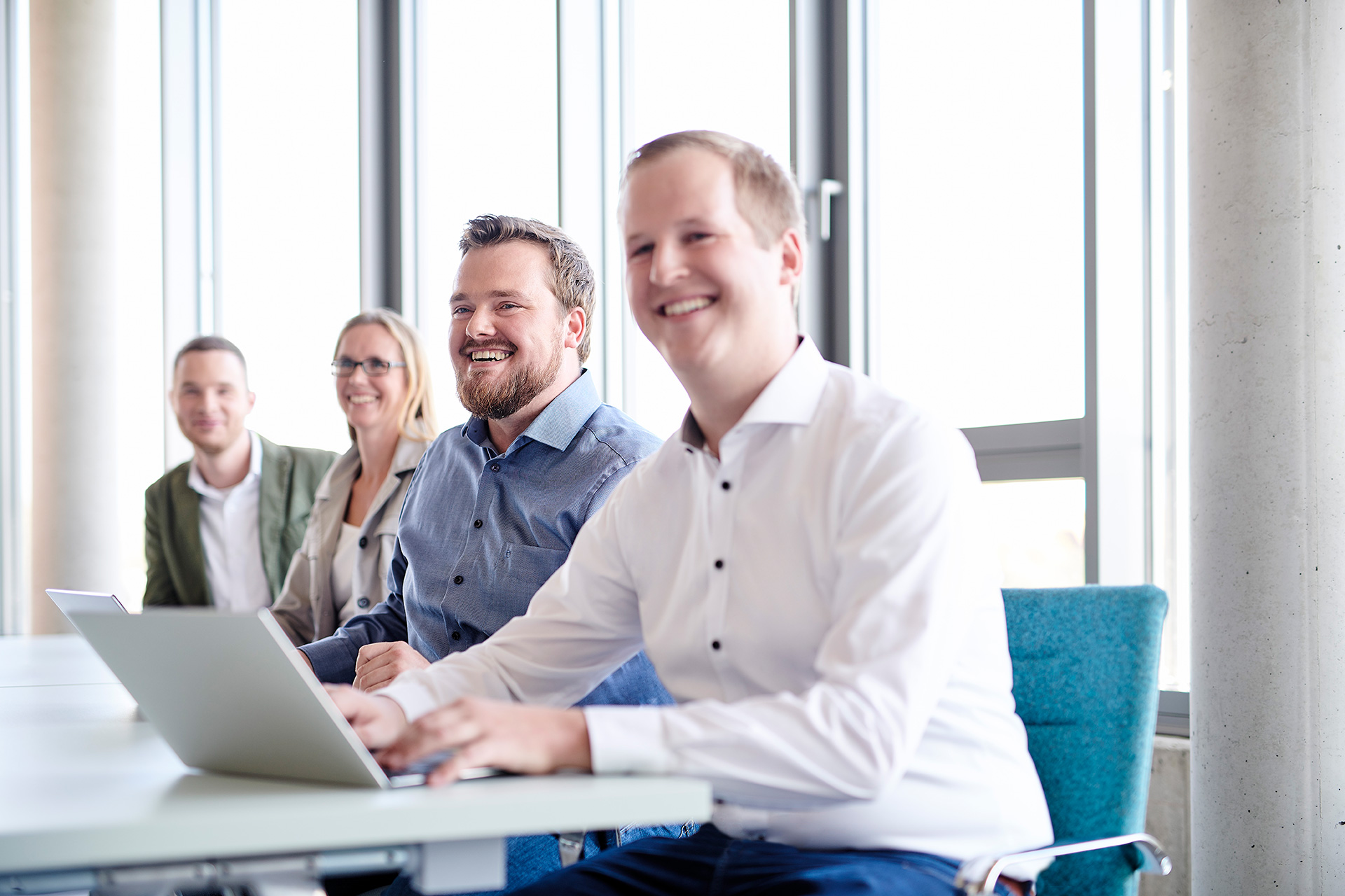 ecm dvelop medewerkers in een vergadering