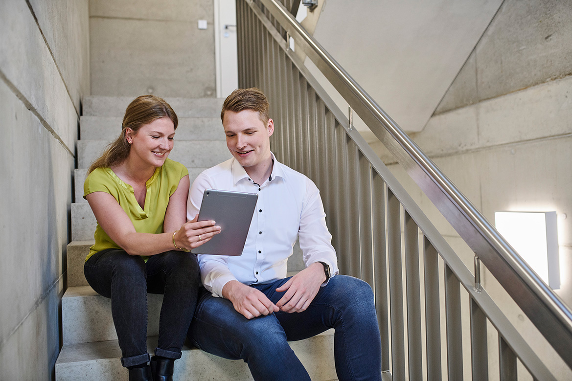 Twee medewerkers zoeken naar digitale handtekening op tablet