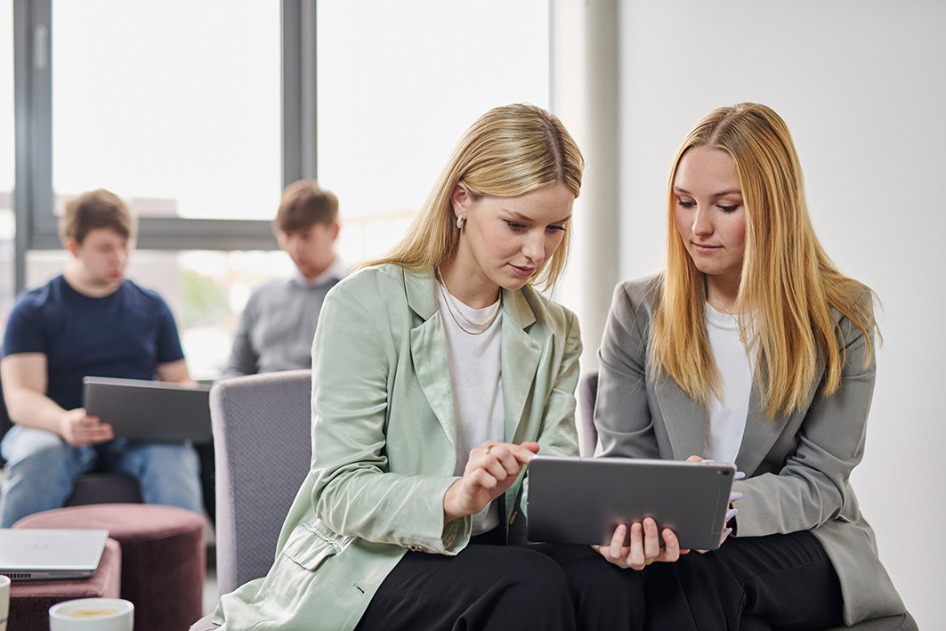 Medewerkers beheren elektronische handtekeningsoftware op tablet