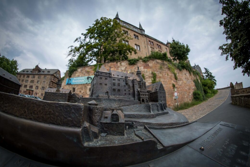 Model of Marburg Town Hall in front of the actual administrative building of the university city